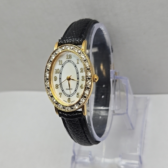 Womens AVON F66681-7/P Gold Tone Quartz Analog Watch Bezel MOP Face New Battery - Picture 2 of 11